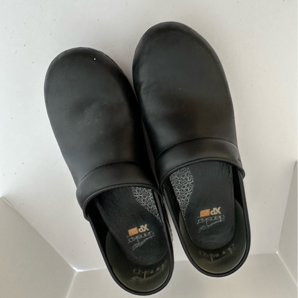 Black Dansko size 8.5 clogs - Picture 4 of 4